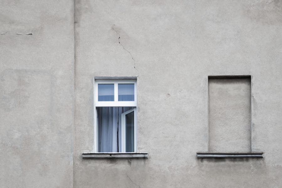 façade en béton fissurée