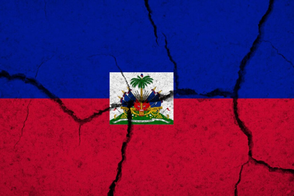 Drapeau d'Haiti peind sur un mur fissuré